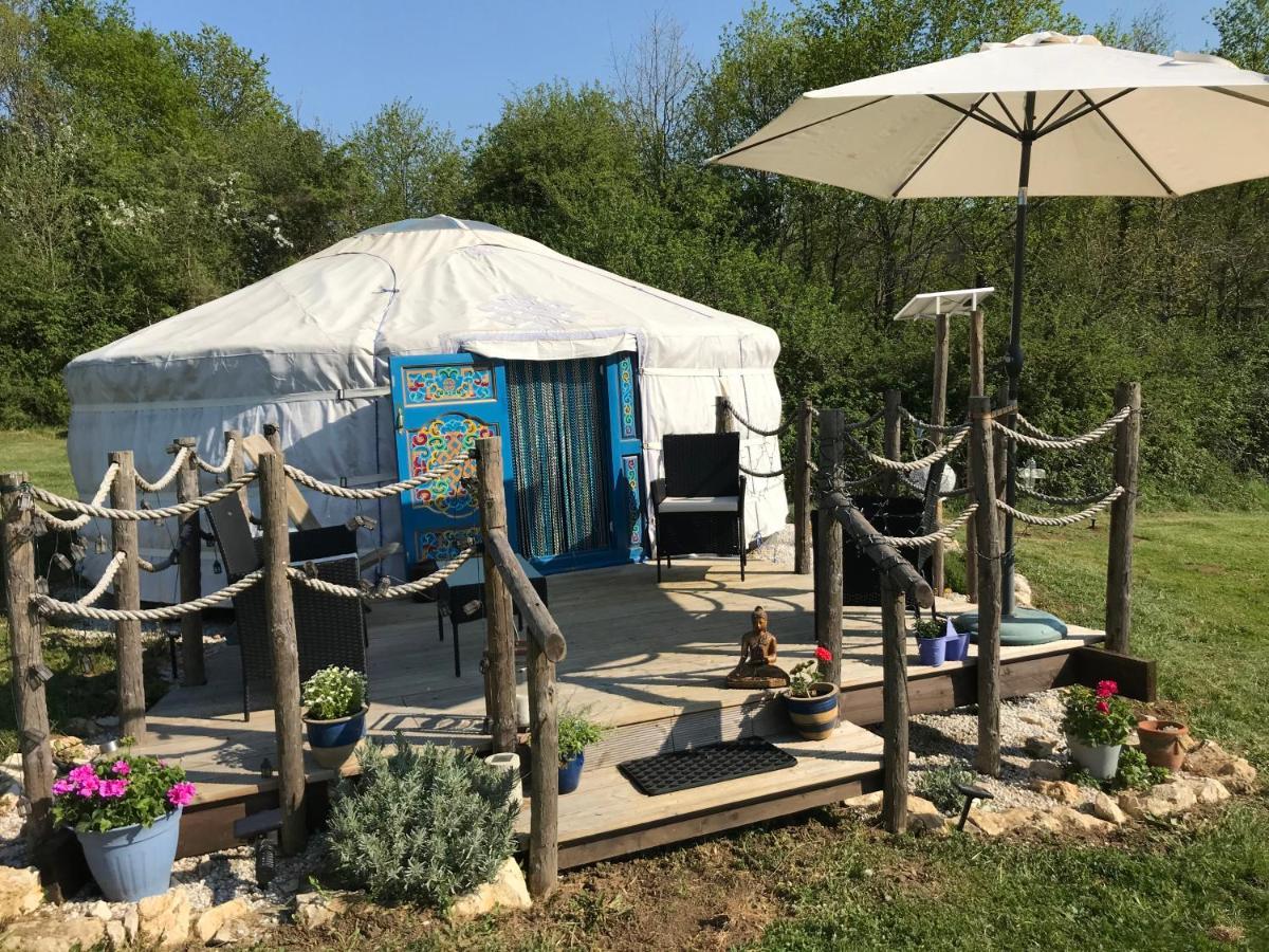 French Fields Luxury Glamping Original Mongolian Yurt Hotell Le-Vieux-Cerier Eksteriør bilde